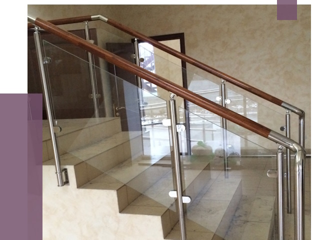 Комбинированные перила из металла и дерева в Нижневартовске