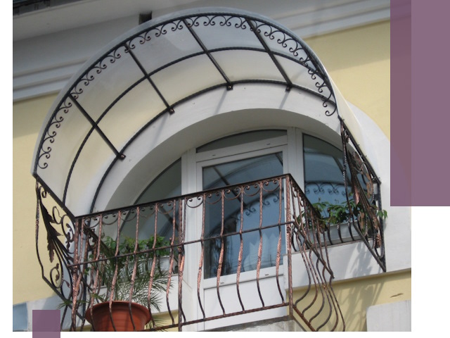 Козырьки над балконом в Нижневартовске — изготовление и монтаж